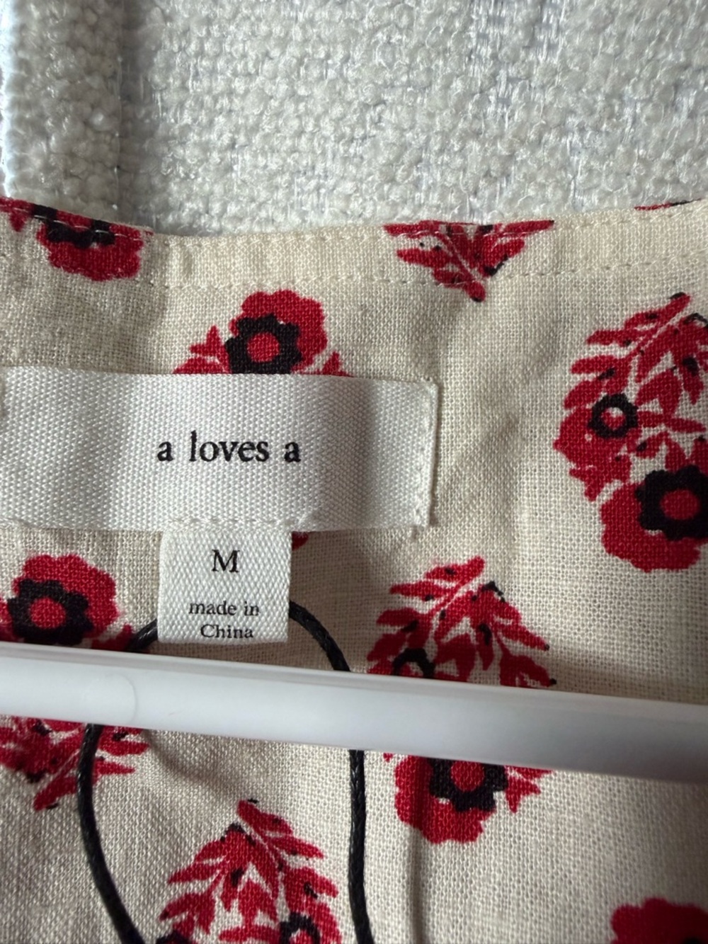 a loves a Beautiful Red Medium Floral Blouse Lightweight - Picture 6 of 6